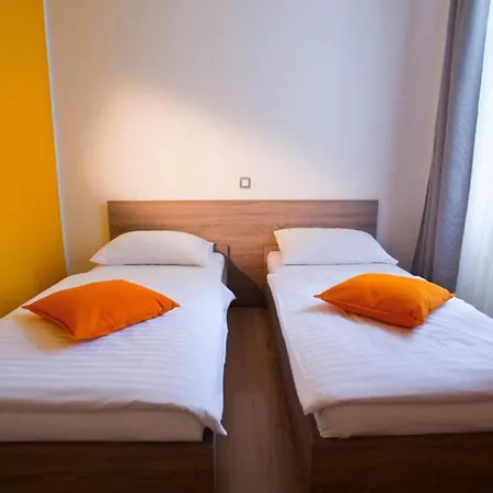 Uni Hostel *