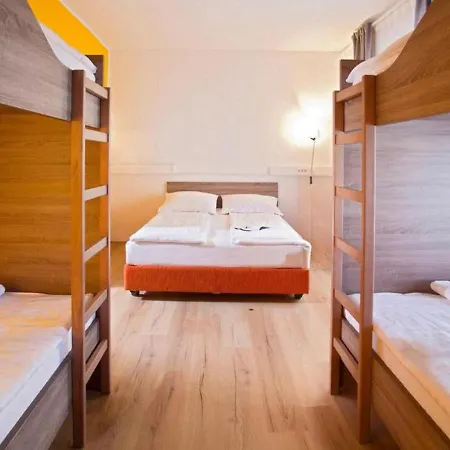 Uni Hostel *