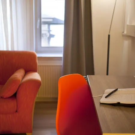 Uni Hostel *